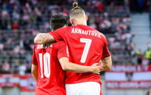 Zlatko Junuzovic se abraza con su compaero de seleccin Arnautovic