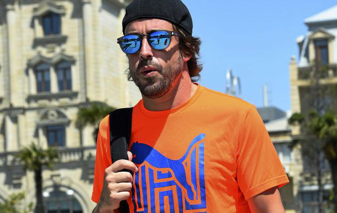 Fernando Alonso (34), entrando en el circuito urbano de Baku