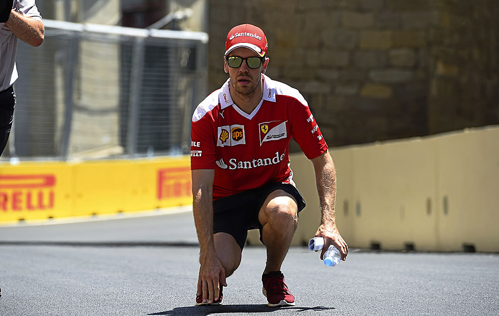 Vettel, comprobando el estado del asfalto de Bak