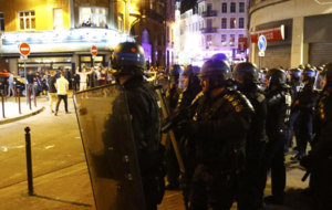 La polica francesa durante los incidentes en Lille.