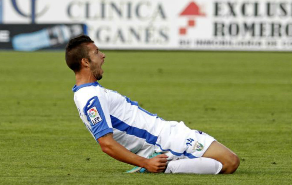 Borja Lzaro celebra un gol con el Legans.
