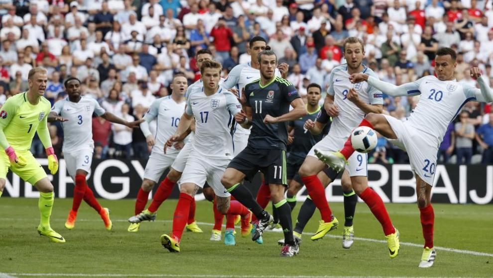 Gareth Bale rodeado de hasta 5 jugadores ingleses en un crner