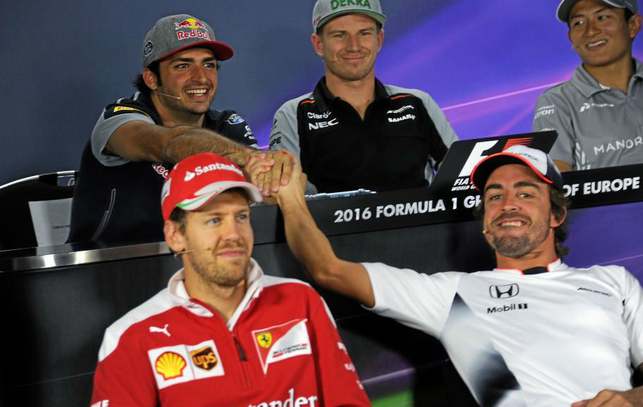 Alonso saluda a Carlos Sainz durante la rueda de prensa del GP de...