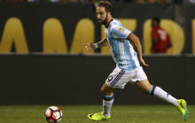 Higuan conduce un baln con Argentina en la Copa Amrica.