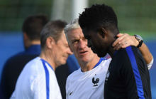 Samuel Umtiti recibe los consejos de Didier Deschamps.