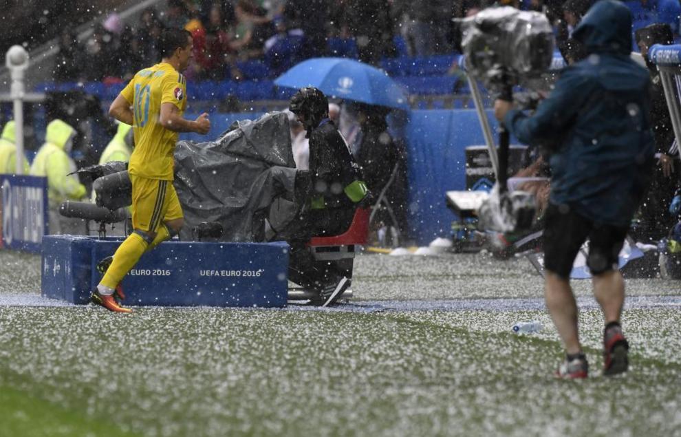 Ukraine's midfielder Yevhen Konoplyanka (L) leaves the pitch during a...