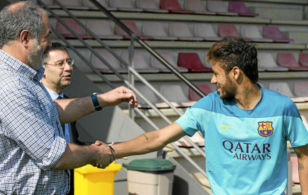 Neymar saluda a Zubizarreta mientras bromea con Bartomeu