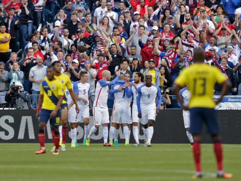Los estadounidenses, celebrando el primer gol de Dempsey.