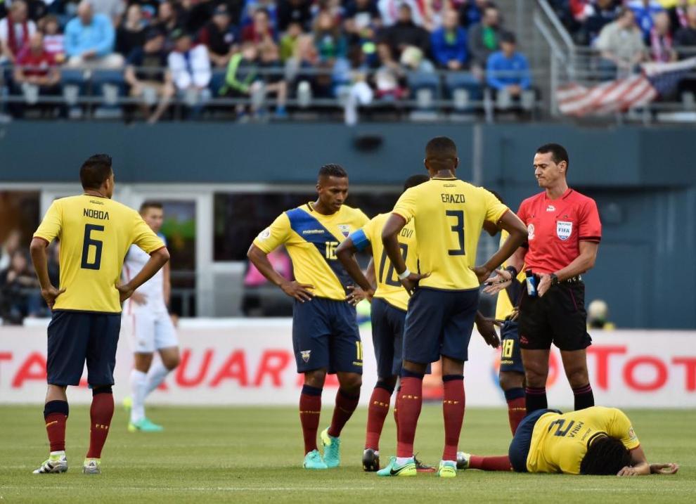 Los jugadores de Ecuador, reclamando una accin al colegiado.