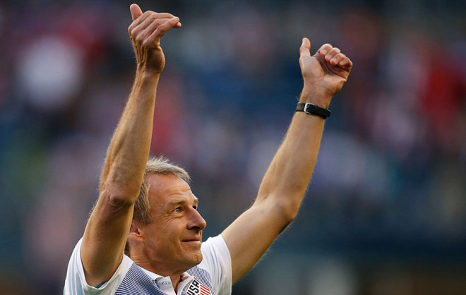 Klinsmann levanta los brazos en seal de victoria tras finalizar el...