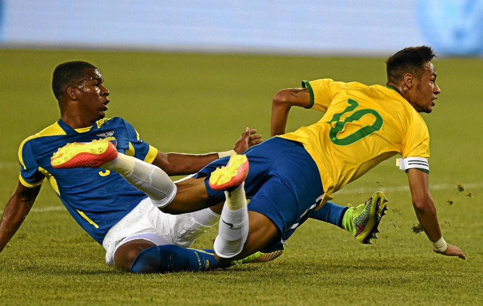 Neymar, en la derecha de la imagen, en un partido con Brasil.