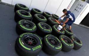 Un mecnico de Williams limpia los neumticos Pirelli de su equipo...