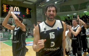 Los jugadores del Bilbao Basket celebran una victoria esta temporada.