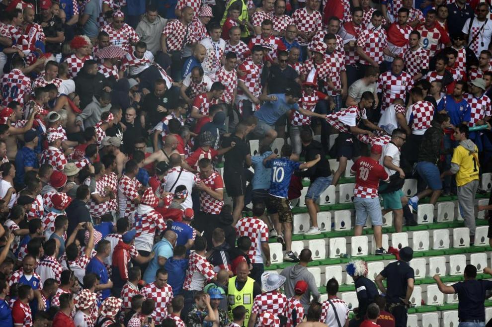 Aficionados croatas enfrascados en una pelea en las gradas del...