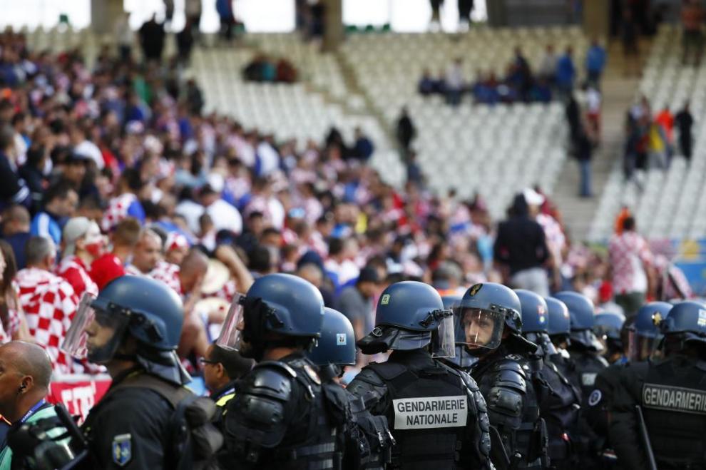 Miembros de seguridad vigilan la grada ocupada por la aficin croata