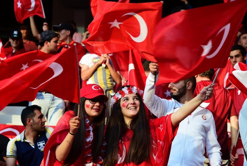 Aficionados turcos ondean sus banderas.