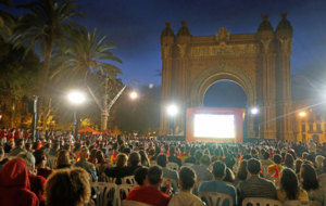 Cientos de personas siguieron el partido de Espaa en Barcelona a...