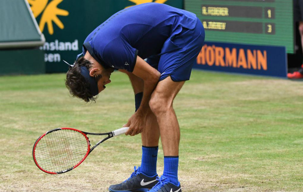 Roger Federer se lamenta en su partido ante Dominic Thiem en Halle.
