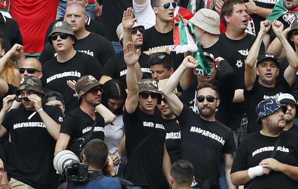Ultras de la selección húngara realizan el saludo nazi en el partido...
