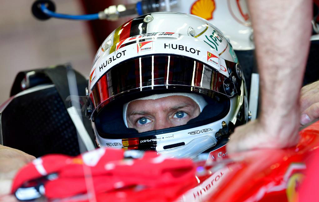Sebastian Vettel aguarda en su box durante la sesin de...