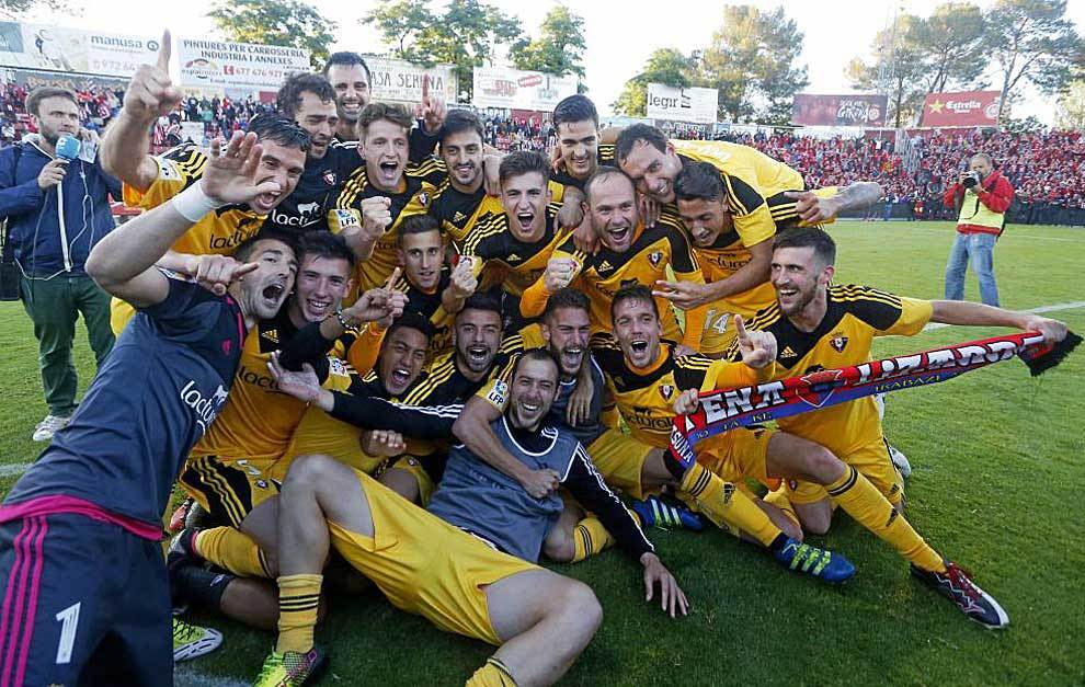 Los jugadores de Osasuna celebran el ascenso en Montilivi