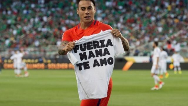 Vargas, celebrando un gol con la dedicatoria a su madre.