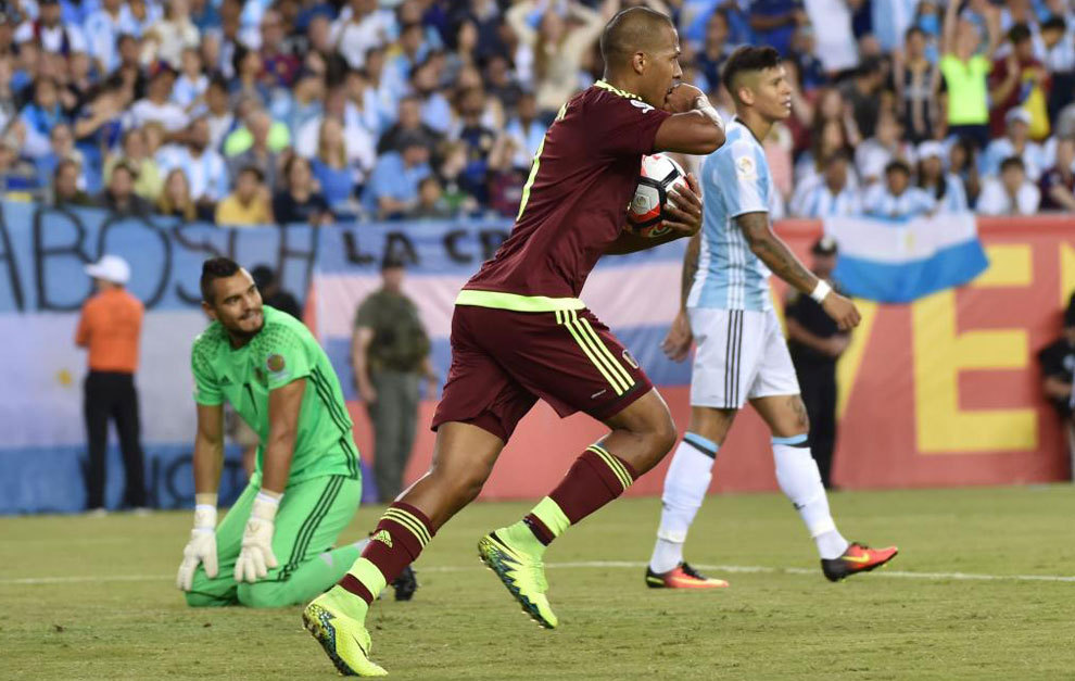 Rondn recoge el baln tras su gol ante Argentina.