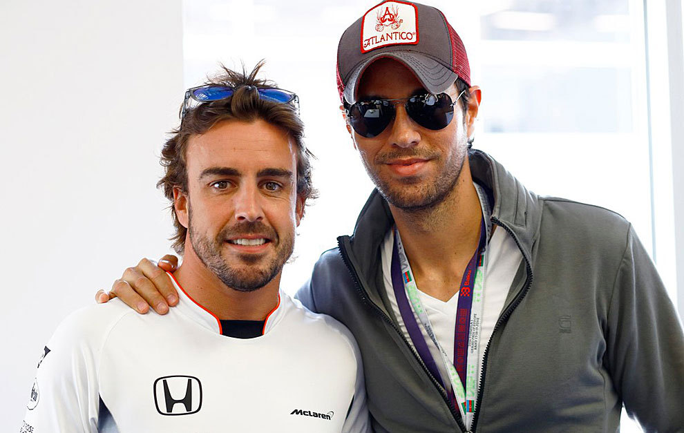 Fernando Alonso y Enrique Iglesias en el &apos;hospitality&apos; de McLaren...