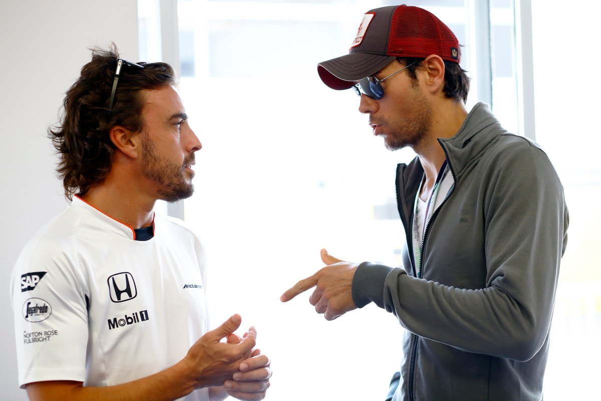 Fernando Alonso charla con Enrique Iglesias.