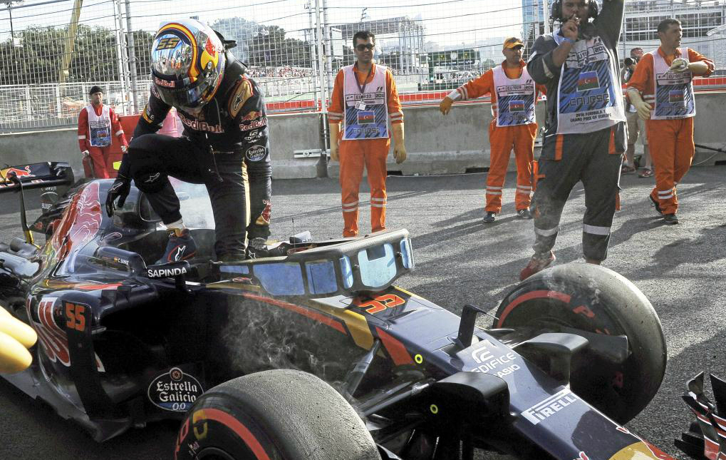 Carlos Sainz se baja de su monoplaza tras abandonar en el GP de Europa...