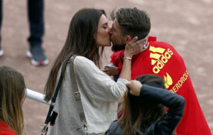 Sergio Ramos da un beso a su pareja Pilar Rubio.