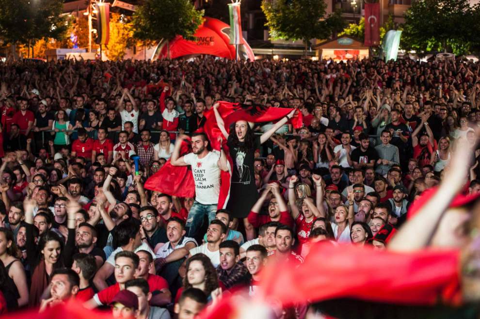 Los albanos siguieron desde lejos un partido para la historia.