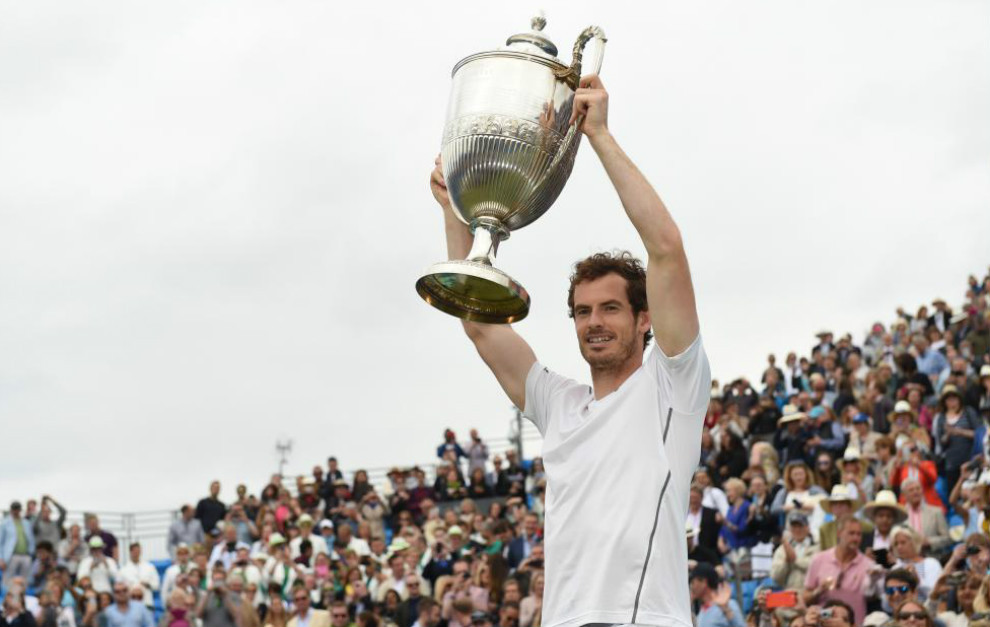 Andy Murray alza el trofeo de campen en Queen&apos;s