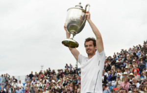 Andy Murray alza el trofeo de campen en Queen's