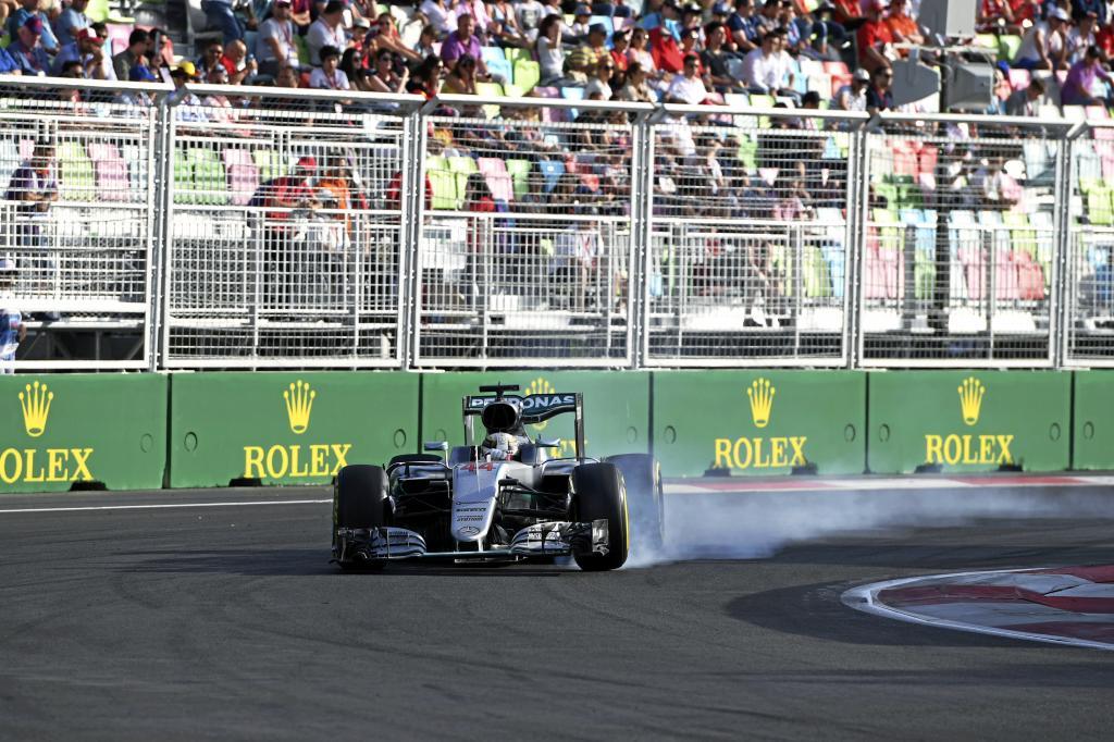 Hamilton bloquea las ruedas de su monoplaza en una curva de Bak.