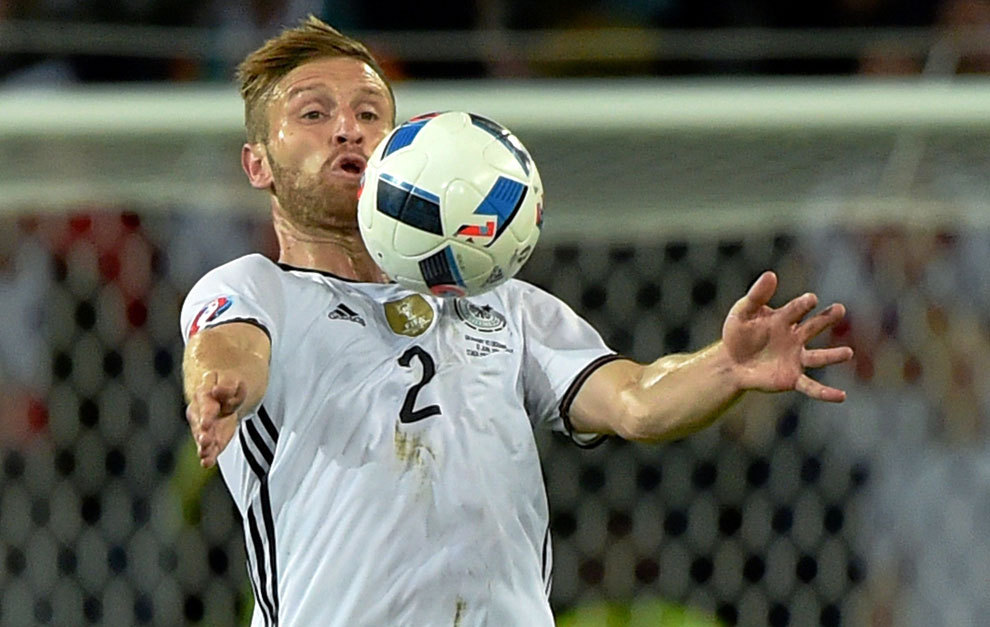 Mustafi controla el baln durante un encuentro de la Euro 2016.
