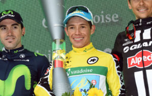 Miguel ngel Lpez en el podio como campen de la Vuelta a Suiza.