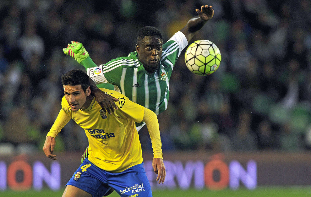 N&apos;Diaye salta sobre Vicente Gmez en un partido de Liga