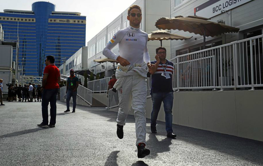 Jenson Button corre por el paddock del Circuito de Bak