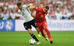 Muller y Krychowiak pugnan por un baln en el Alemania-Polonia.