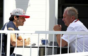 Carlos Sainz habla con Helmut Marko en la vspera de la carrera de...