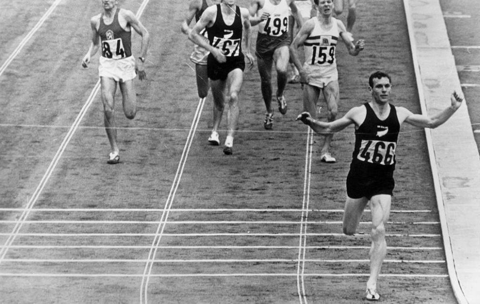 Peter Snell tras ganar la prueba de los 800 metros en Tokio 1964.