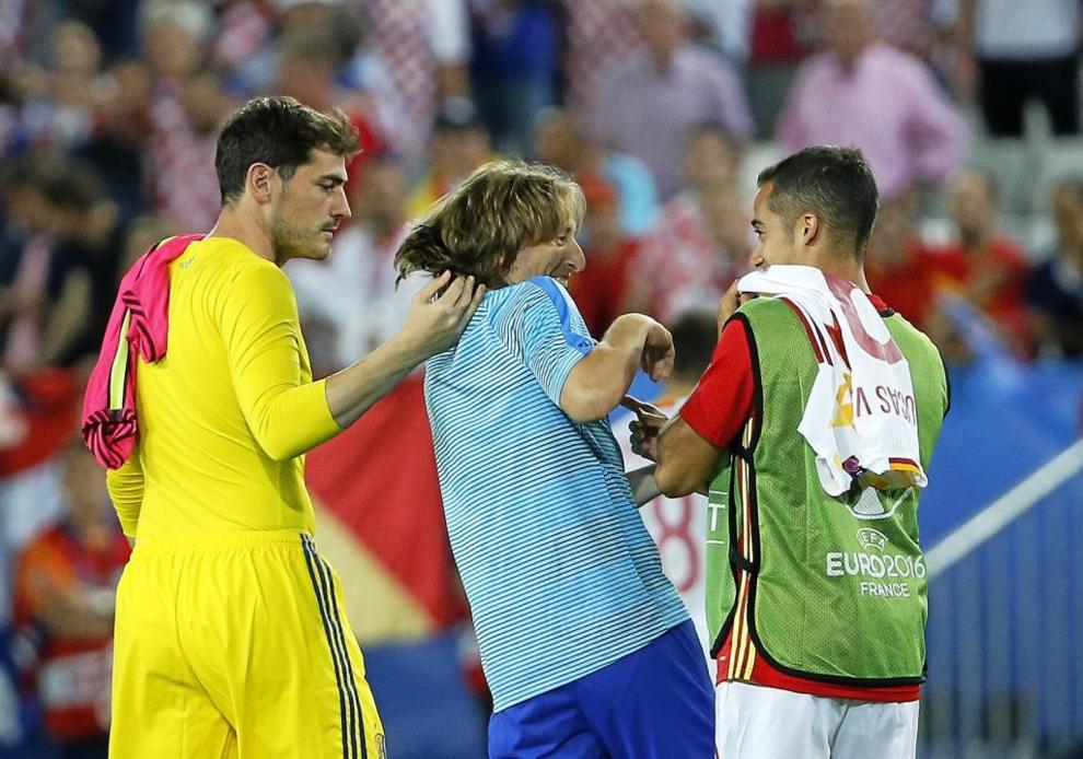 Lucas y Casillas, que le agarra del pelo, bromean con Modric al...