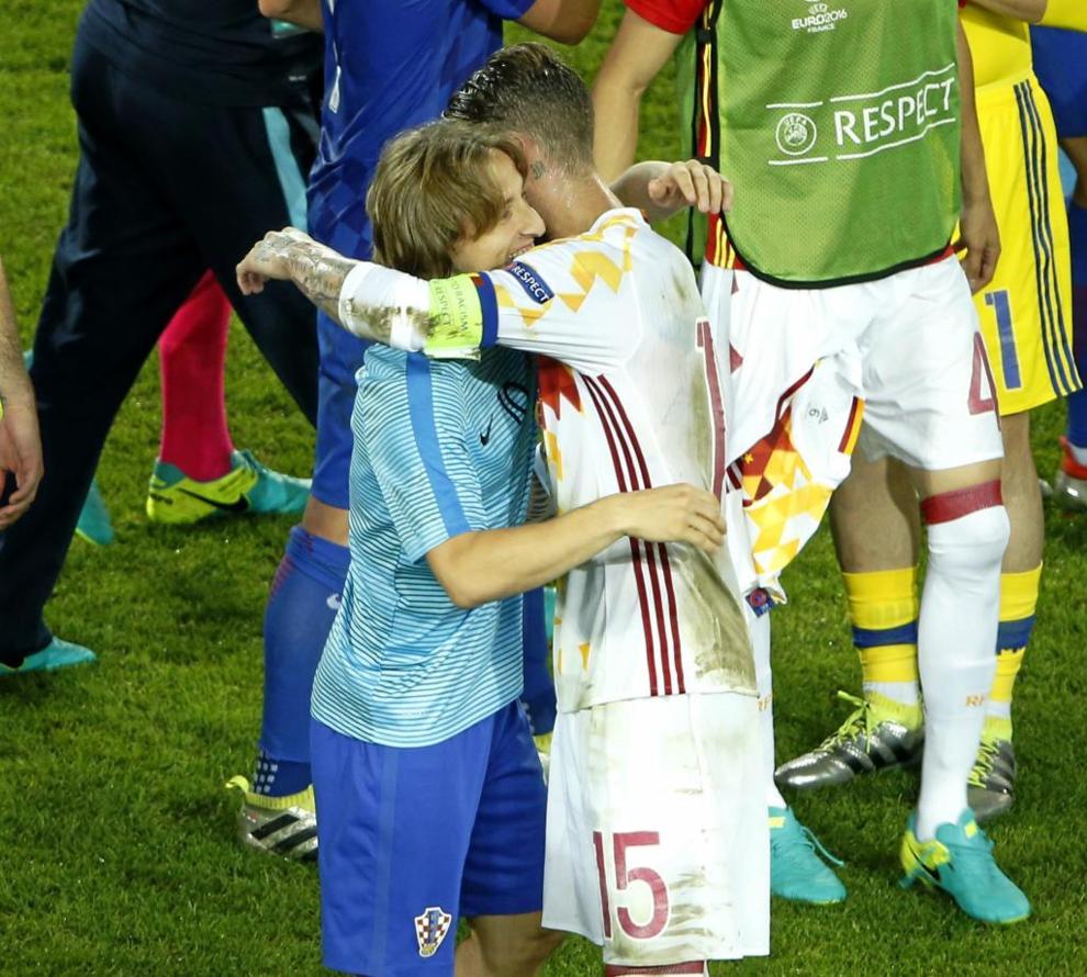 Fundidos en un abrazo, Modric y Ramos, seguramente deseando volver a...