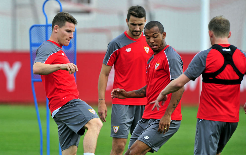 Gameiro y Mariano, en un entrenamiento del Sevilla.