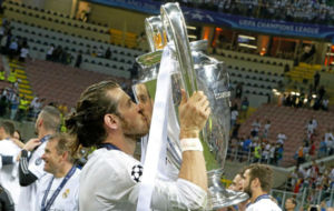 Gareth Bale besa la Champions conquistada en San Siro.