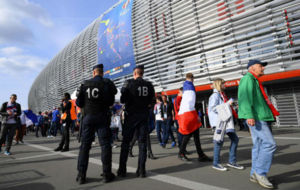 Dos policias vigilan el estadio Pierre Mauroy antes del Francia-Suiza