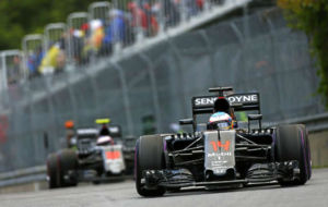 Alonso y Button, durante el GP de Europa de la semana pasada.