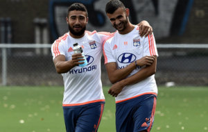 Rachid Ghezzal (derecha), sonre junto a Nabil Fekir, en un...