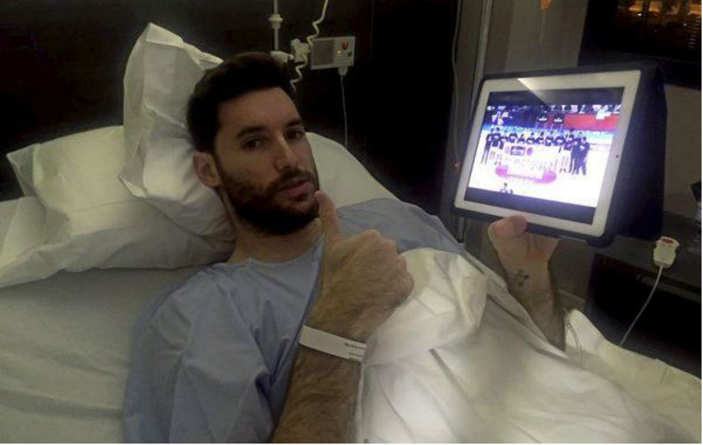 Rudy Fernndez, en la cama del hospital, se dispone a ver un partido...